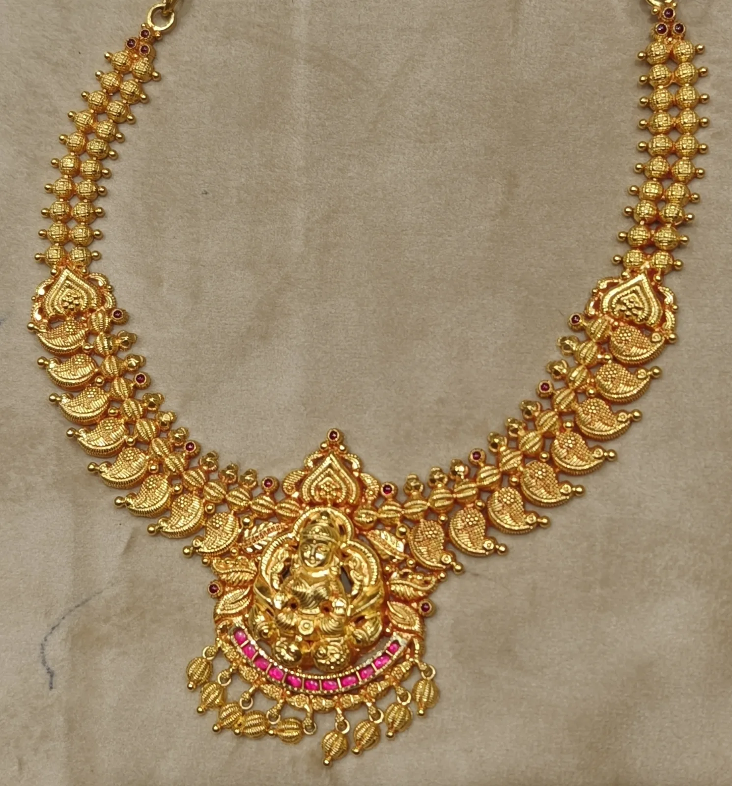 Source photograph of a gold necklace
